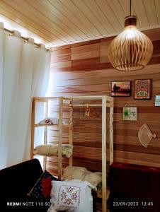 - une chambre avec des lits superposés dans un mur en bois dans l'établissement Suites e Quartos em casa, à Foz do Iguaçu