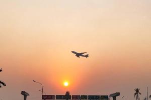 samolot latający po niebie o zachodzie słońca w obiekcie Sweet & affordable stay in Dhaka w mieście Dhaka