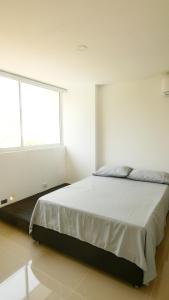 Un pat sau paturi într-o cameră la Santa fe de Antioquia apartamento vacacional di sole 1306