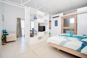um quarto com uma cama grande e uma televisão em Babosam Apartments em Boracay