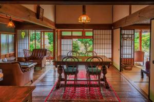 Kamiジビエと田舎暮らしの宿 ヌックスキッチン Japanese Game Meat Cuisine & Lodge Nook's Kitchen的有桌子和椅子的餐厅