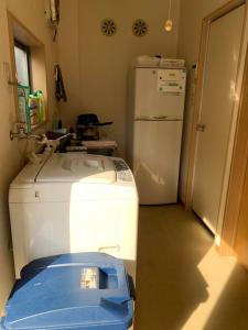 留连之家，隣東京的千葉県市川生活交通便利经济型旅馆、适合家庭游使用！可根据予约配置婴幼儿床及老人推椅。的厨房或小厨房