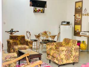 a living room with two chairs and a table at Entre tejas in Concepción de Ataco