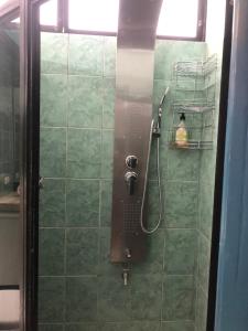 La salle de bains est pourvue d'une douche avec une porte en verre. dans l'établissement Apartamento en excelente ubicación, à Manta