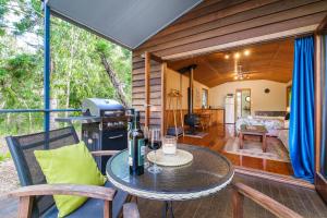 un soggiorno con tavolo e griglia di Getaways at Byfield a Byfield