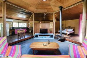 un ampio soggiorno con tavolo e divano di Getaways at Byfield a Byfield