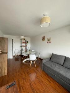 een woonkamer met een bank en een tafel bij Apartamento recién renovado en Punta Carretas in Montevideo