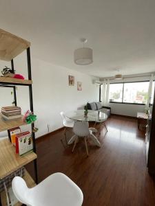een woonkamer met een tafel en een bank bij Apartamento recién renovado en Punta Carretas in Montevideo