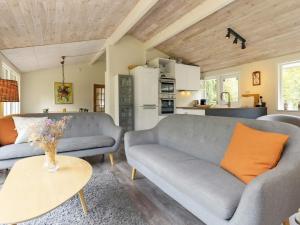 sala de estar con 2 sofás y cocina en Holiday home Sæby III en Sæby