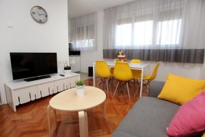 uma sala de estar com um sofá e uma mesa em Happy Dreams Apartment near the beach and old town em Split