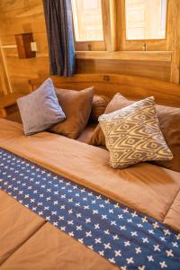 1 cama grande con almohadas en la habitación en Secret Joglo Lebih, en Lebih