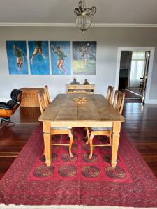 comedor con mesa de madera y sillas en The Farm 2460 - Southern Highlands, en Canyonleigh