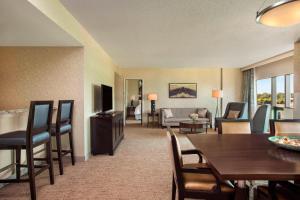 sala de estar con sofá y comedor en The Westin Southfield Detroit, en Southfield