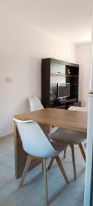 a wooden table with a white chair in a room at Dpto Sarmiento Centro in San Juan