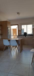 a kitchen with a table and chairs in a room at Dpto Sarmiento Centro in San Juan