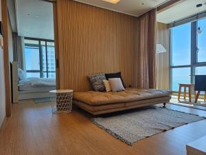 premium ocean view in HAEHUNDAE BONA TRAVEL客房内的一张或多张床位