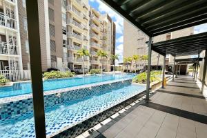 The swimming pool at or close to Contemporary 2BR w/Parking at Marquee Residences