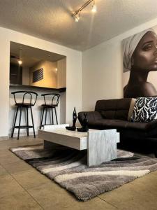 sala de estar con sofá negro y mesa en LA CASA DEL CABLE -Atractivo Único Sector Cable 104-, en Manizales