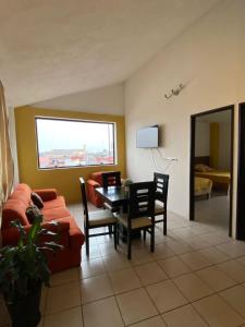 - un salon avec un canapé et une table dans l'établissement Hotel Quinta Luna Zacatlán, à Zacatlán