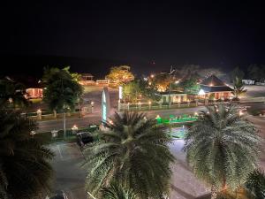 eine Luftansicht einer Stadt in der Nacht mit Palmen in der Unterkunft Krabi Front Bay Resort in Krabi