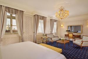 Rúm í herbergi á Hotel Imperial, a Luxury Collection Hotel, Vienna