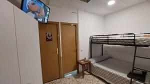 a small room with a bunk bed and a bunk bed at Pension Suiza in Reus