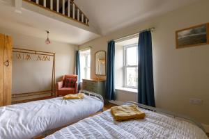 Postel nebo postele na pokoji v ubytování Cosy, 2-bedroom Snowdonia cottage mountain retreat