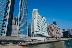 una ciudad con edificios altos y un cuerpo de agua en W Chicago - Lakeshore, en Chicago