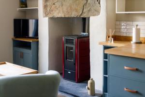 Kuchyň nebo kuchyňský kout v ubytování Cosy, 2-bedroom Snowdonia cottage mountain retreat + 21 fotografií