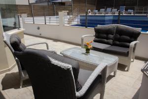 d'une terrasse avec une table, des chaises, une table et une chaise. dans l'établissement Villa Marina, à Paphos 37 autres photos