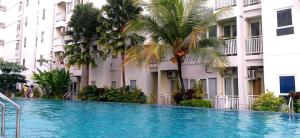 uma grande piscina em frente a um edifício em Apartemen Malioboro city by Ameliarooms em Yogyakarta