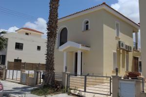 une maison avec un palmier devant dans l'établissement Villa Marina, à Paphos