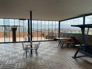 Cette grande chambre dispose de tables, de chaises et de fenêtres. dans l'établissement Terrace Boutique Otel, à Serdivan