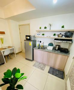 een keuken met een koelkast en een aanrecht bij Luxury Two Bedroom with Balcony in SOUTH RESIDENCE of Las Pinas in Manilla