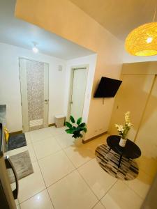 een woonkamer met een tafel bij Luxury Two Bedroom with Balcony in SOUTH RESIDENCE of Las Pinas in Manilla