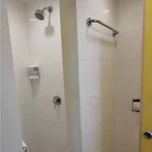 W łazience znajduje się prysznic ze szklanymi drzwiami. w obiekcie Room in Genting Highland w mieście Genting Highlands