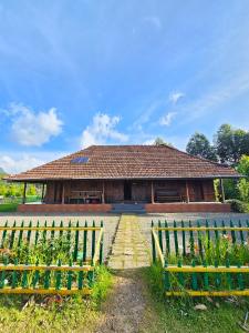 una casa con una recinzione di fronte di Nature Castle a Kottakamboor