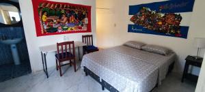 Schlafzimmer mit einem Bett, einem Tisch und einem Waschbecken in der Unterkunft Playa El Obispo E La Marea building La Libertad in La Libertad