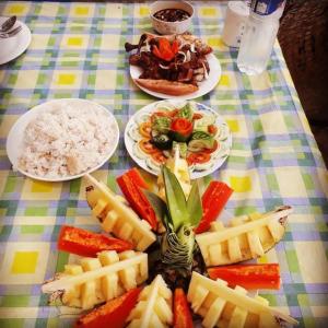 una mesa con platos de comida en una mesa en Port Barton Island Camping, en San Vicente