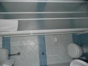 La salle de bains est pourvue d'une douche et de toilettes. dans l'établissement I Papiri, à Ercolano