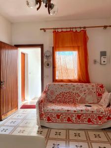 un soggiorno con divano di fronte a una finestra di Casa vacanza Salento, Santa Maria al Bagno a Galatone