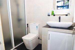 Łazienka z białą toaletą i umywalką w obiekcie Life of Leisure Wilpattu w mieście Pahala Maragahawewa