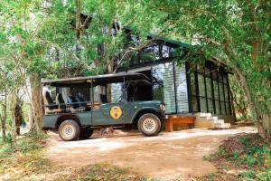 um jipe verde estacionado em frente a uma casa em Life of Leisure Wilpattu em Pahala Maragahawewa