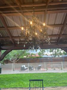 Κήπος έξω από το Sedona Uptown Gem! Wow! Views!! NEW! BARREL SAUNA!!! Close to trails, walk to Uptown Sedona, restaurants and shopping