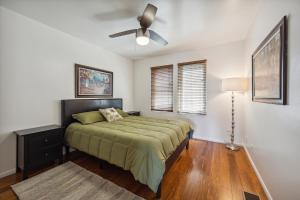 een slaapkamer met een bed en een plafondventilator bij Charming Retreat on West Quince Street condo in San Diego