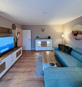 TV a/nebo společenská místnost v ubytování Ferienwohnung Gipfelblick Braunlage mit fantastischem Wurmbergblick + 21 fotografií