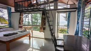 Surya cafe and stay sea view客房内的一张或多张床位