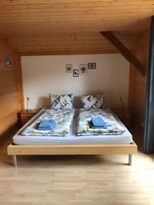 bundb-wyssen-matten في Matten: سرير كبير في غرفة ذات سقف خشبي