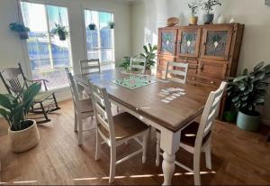 ein Esszimmer mit einem Holztisch und Stühlen in der Unterkunft Copper Shores Holiday House in Wallaroo