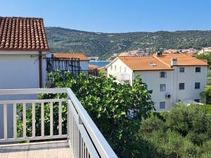 uma varanda com vista para a cidade em Jelaska Apartment em Marina